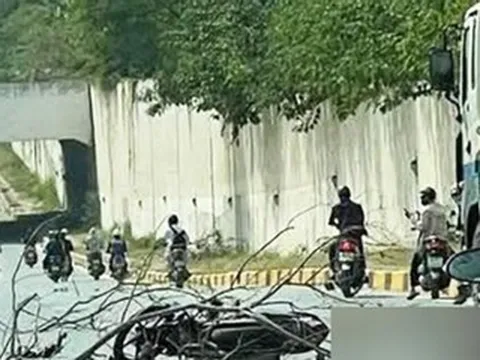 Nghi vấn ô tô chạy ngược chiều gây tai nạn ở Hà Nội