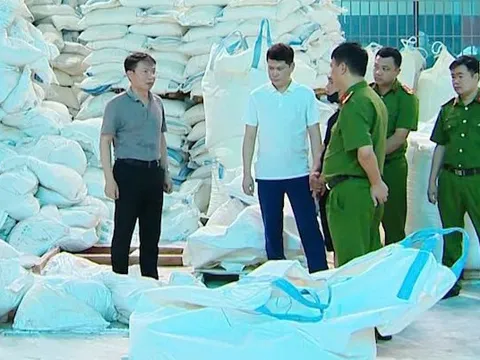 Hình ảnh bên trong xưởng sản xuất hàng triệu bình chữa cháy giả với công thức 'tự nghĩ ra'