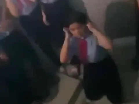 Phẫn nộ clip nữ sinh lớp 8 quỳ trong nhà vệ sinh rồi bị bạn lao vào đánh