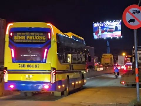 Xe khách 'chiếm' làn hỗn hợp trên đường Đỗ Mười giờ tan tầm, ép xe máy nép sát lề