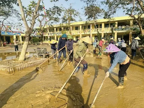 Thầy cô Nghệ An lội bùn cứu sách vở, nhiều trường vẫn chưa thể mở cửa sau lũ