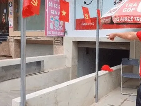 Ám ảnh 2 lần ngập lụt liên tiếp, người dân Hà Nội đắp đập, dựng tường chắn nước