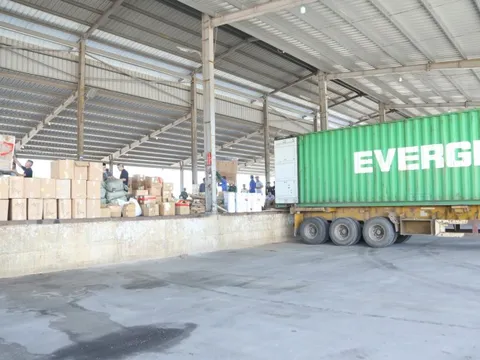 Triệt phá đường dây buôn lậu qua cửa khẩu, tạm giữ 9 đối tượng