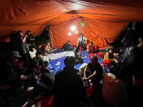 Triệt phá ổ cờ bạc “ẩn mình” giữa rừng, bắt 15 đối tượng