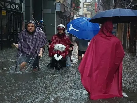 "Hà Nội mưa to gây ngập lụt, học sinh phải đi học", ngành Khí tượng thủy văn nói gì?
