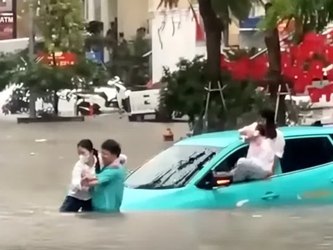 Ngày Hà Nội ngập trong mưa, tôi đã gặp những tấm lòng tử tế