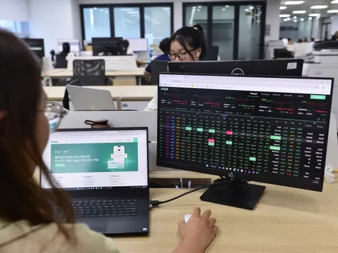 Vì sao chứng khoán Việt Nam bất ngờ tăng mạnh top đầu khu vực?