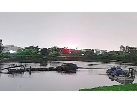 Bắt giữ phương tiện khai thác cát trái phép trên sông Sặt