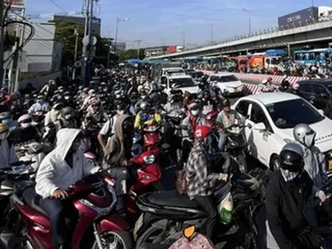 Ùn tắc 'ngộp thở' ở TPHCM: Nghìn người 'chôn chân', xe máy rẽ hẻm tìm lối thoát