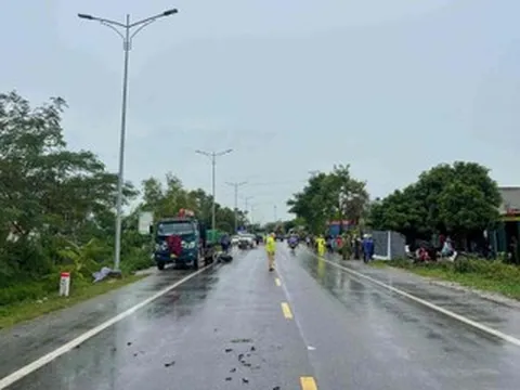 Va chạm với ô tô cẩu đậu bên đường, 2 nam sinh lớp 11 tử vong