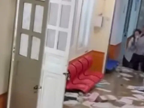 VIDEO: Nước lũ cuồn cuộn đổ vào bệnh viện, thiết bị y tế bị ngập, trôi theo dòng nước