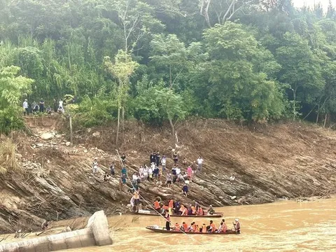 Cầu bị cuốn trôi, thầy trò Nghệ An vượt sông chảy xiết đến trường