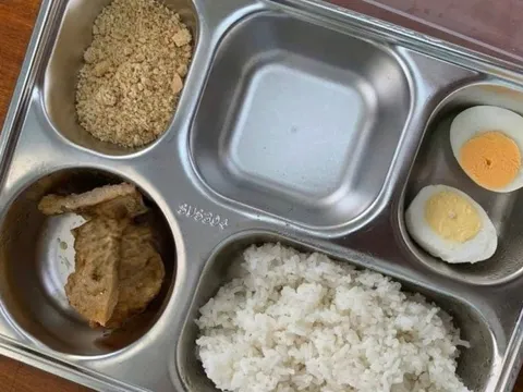 Suất ăn bán trú 25.000 đồng gồm 1 quả trứng, chút vừng, ba miếng chả gây tranh cãi trên mạng xã hội