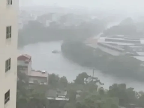 Clip tia sét cực mạnh 'xé toạc' bầu trời tại Hà Nội