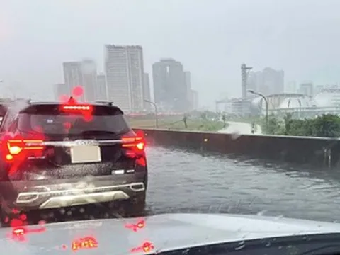 'Cơn ác mộng' lúc sáng sớm tại Thủ đô, nước mênh mông tuyến vành đai 3 trên cao