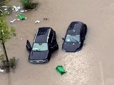 Cư dân 'vựa nước' Hà Nội xót ruột nhìn ô tô chìm, lối ra vào bị cô lập