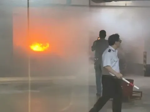 Cháy ô tô trong hầm giữ xe trung tâm thương mại Takashimaya