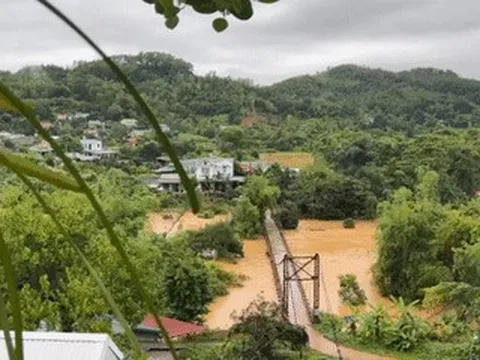 Khoảnh khắc cây cầu biến dạng khi dòng lũ đục ngầu cuồn cuộn đổ về ở Cao Bằng