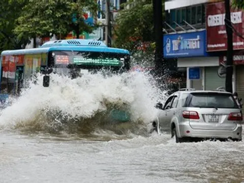Mưa dữ dội suốt đêm, người dân Hà Nội lại 'bơi' ngập ở nhiều tuyến phố
