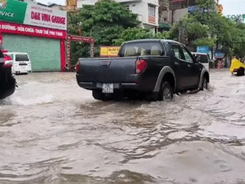 Muôn kiểu chống ngập ở Thủ đô, một tháng 2 trận mưa xối xả khiến dân ngao ngán thở dài