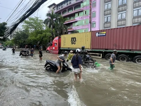 Tấp nập 'cứu' xe máy qua điểm ngập, giá... 200 nghìn cho quãng đường hơn trăm mét