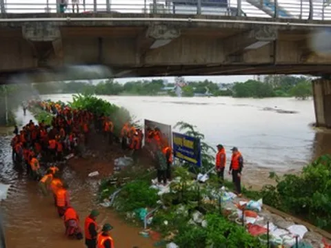Nước sông Cầu lên nhanh chóng mặt, Giám đốc Công an ra quyết định khẩn cấp