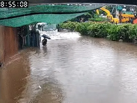 Phẫn nộ tài xế lao xe trong mưa ngập, suýt cán trúng người đi bộ ở Hà Nội