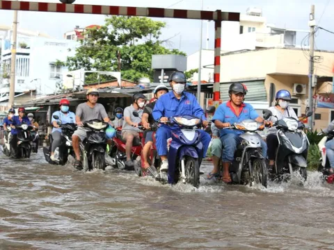 Triều cường dâng cao, người dân TP.HCM lại lội nước giờ tan tầm