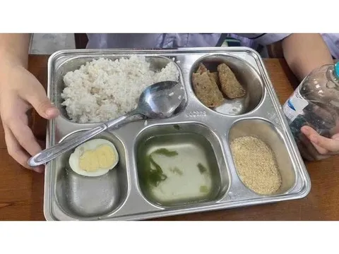 Bữa ăn 25.000 đồng gây xôn xao: Hiệu trưởng lên tiếng xin lỗi