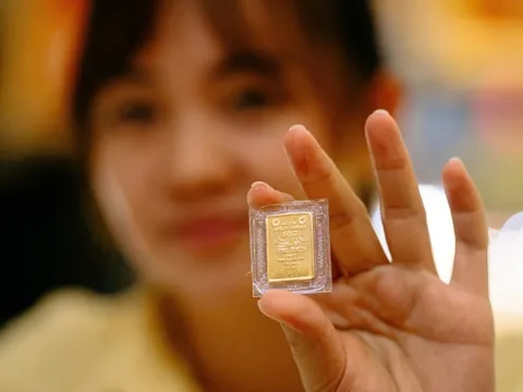 Giá vàng miếng SJC vượt 140 triệu đồng/lượng