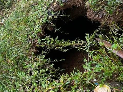 Xuất hiện 'hố tử thần' sát Quốc lộ 3B, cách hố trước chỉ 50m