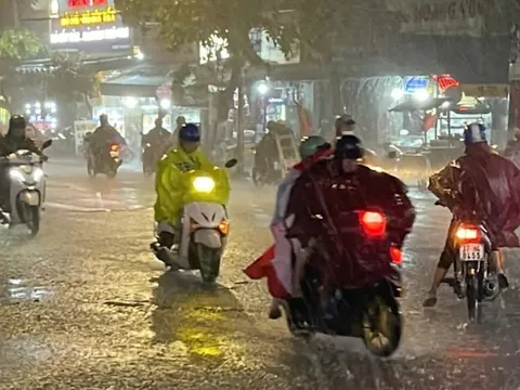 Cả ngày nắng gay gắt, buổi tối TP.HCM mưa dông 60mm kèm gió giật ầm ầm