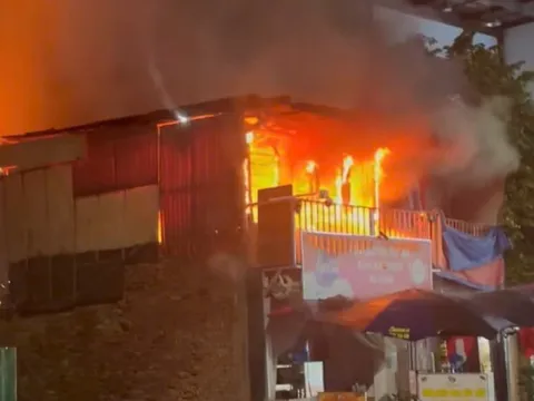 Cháy nhà dưới trời mưa lớn