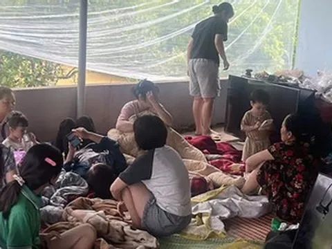 25 người chen chúc trên tầng 2 nhà duy nhất giữa lũ ngập ở Lạng Sơn