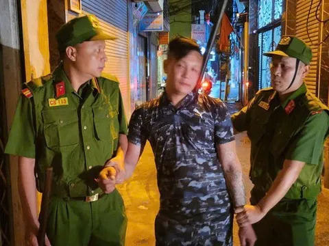 Khống chế đối tượng gây rối, đuổi đánh người dân trước cổng trường tiểu học