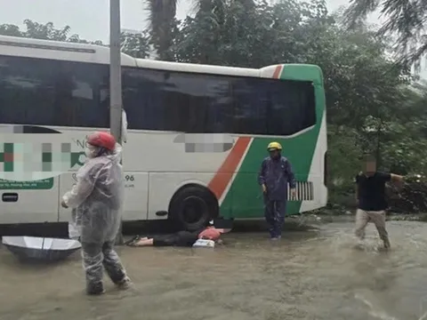 Nhiều người nghi bị điện giật khi đi qua vùng nước ngập