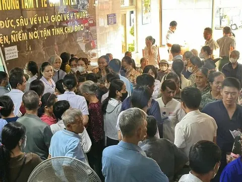 Bác sĩ Huế vượt hàng trăm cây số khám bệnh miễn phí cho người dân sau bão lũ