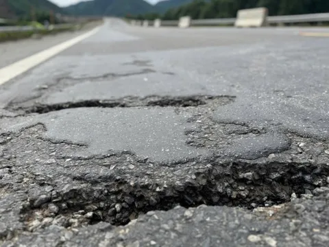 Mặt đường cao tốc La Sơn – Hoà Liên qua Đà Nẵng hư hỏng, bong tróc sau thời gian ngắn khai thác