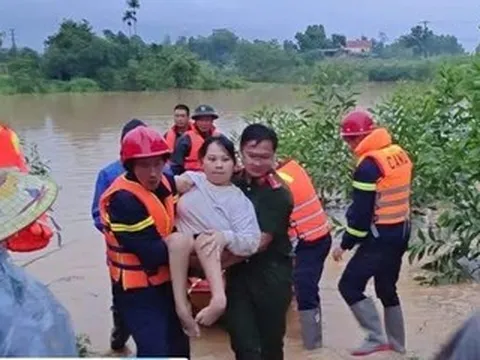 Giải cứu 11 người ở Bắc Ninh mắc kẹt giữa mênh mông biển nước