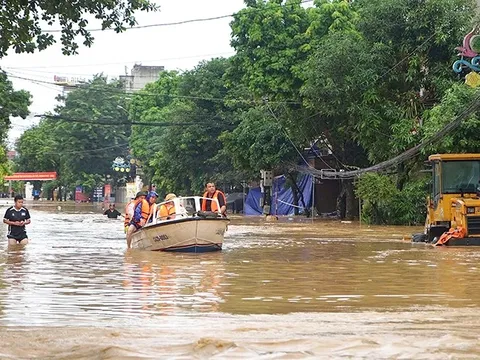 Mưa lớn ở miền Bắc: Không kịp trở tay với nước lũ
