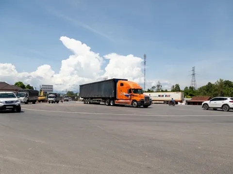 Giao thông bát nháo tại nút giao cao tốc Cam Lộ - quốc lộ 9, tài xế tùy tiện dừng đậu