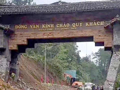 VIDEO: Cổng chào cao nguyên đá Đồng Văn - điểm check in nổi tiếng đổ sập trong chớp mắt