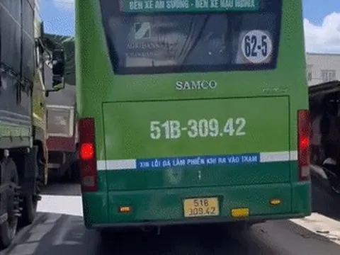 Tài xế lái xe buýt leo vỉa hè ở TPHCM gây bức xúc, lý do đưa ra khó chấp nhận