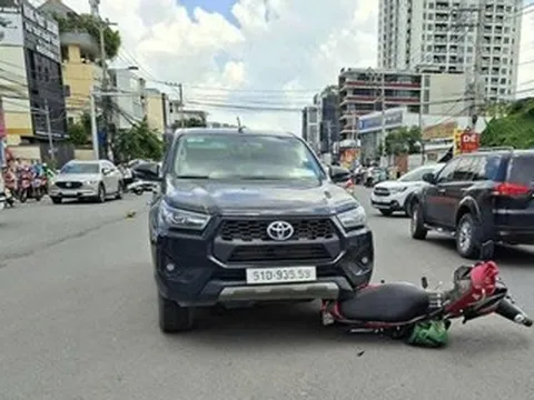 Va chạm ô tô ở TPHCM, tài xế xe ôm công nghệ tử vong bên cạnh thùng giao đồ ăn