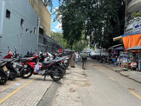 Bãi giữ xe tự phát: Phạt thôi chưa đủ