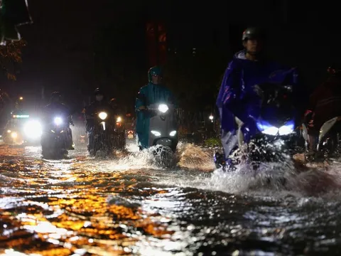 Hình ảnh xe lội nước, “sóng đánh” trên một tuyến đường ở TP HCM