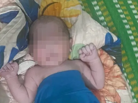 Bé trai sơ sinh bị bỏ rơi cạnh bãi rác gần khu công nghiệp