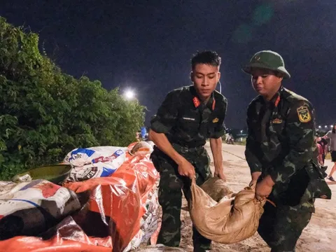 Già trẻ gái trai ở Bắc Ninh tình nguyện cùng bộ đội, công an đắp đê ngăn nước lũ sông Cầu