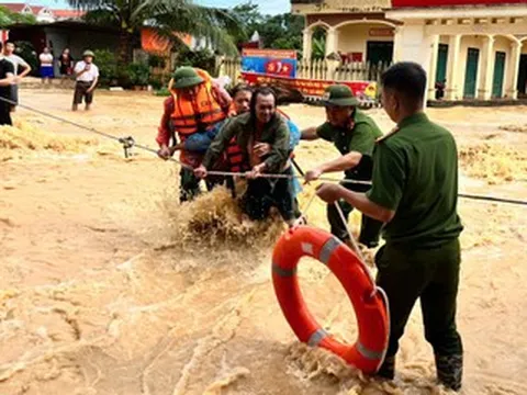 Cảnh sát, quân đội vào vùng ngập lụt lịch sử: 'Không sao, có chú đây rồi'