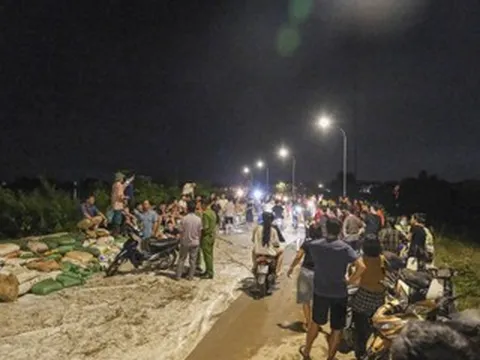 Đêm trắng giữ đê ở Bắc Ninh, hàng nghìn người căng mình gia cố chống lũ